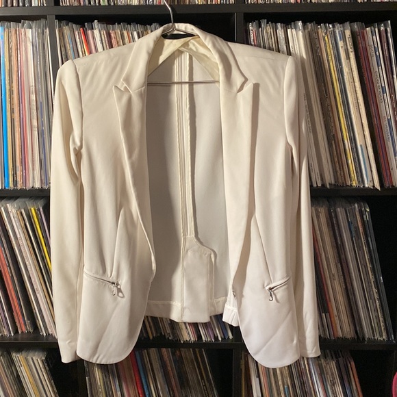 rag & bone size 2 white blazer with zippered pockets and zippered sleeves. - Picture 4 of 6